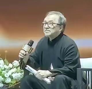 成龙这波操作，比他电影里的高难度动作还让人服气。71岁了，敢对着镜头说自己脑子像