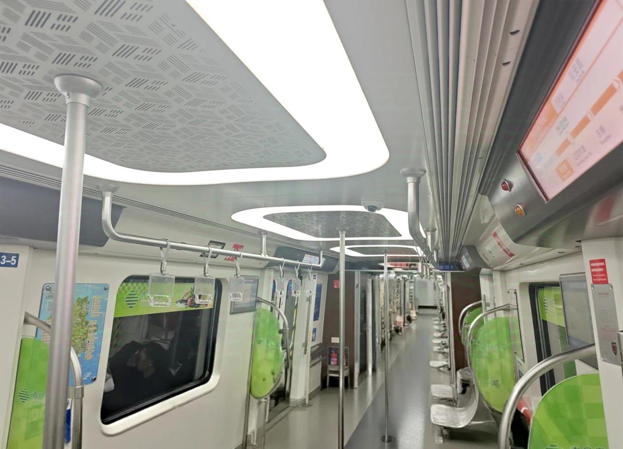 青岛地铁 2号线 变绿了。。。
俗话说 红配绿......这是哪位领导同意在2号