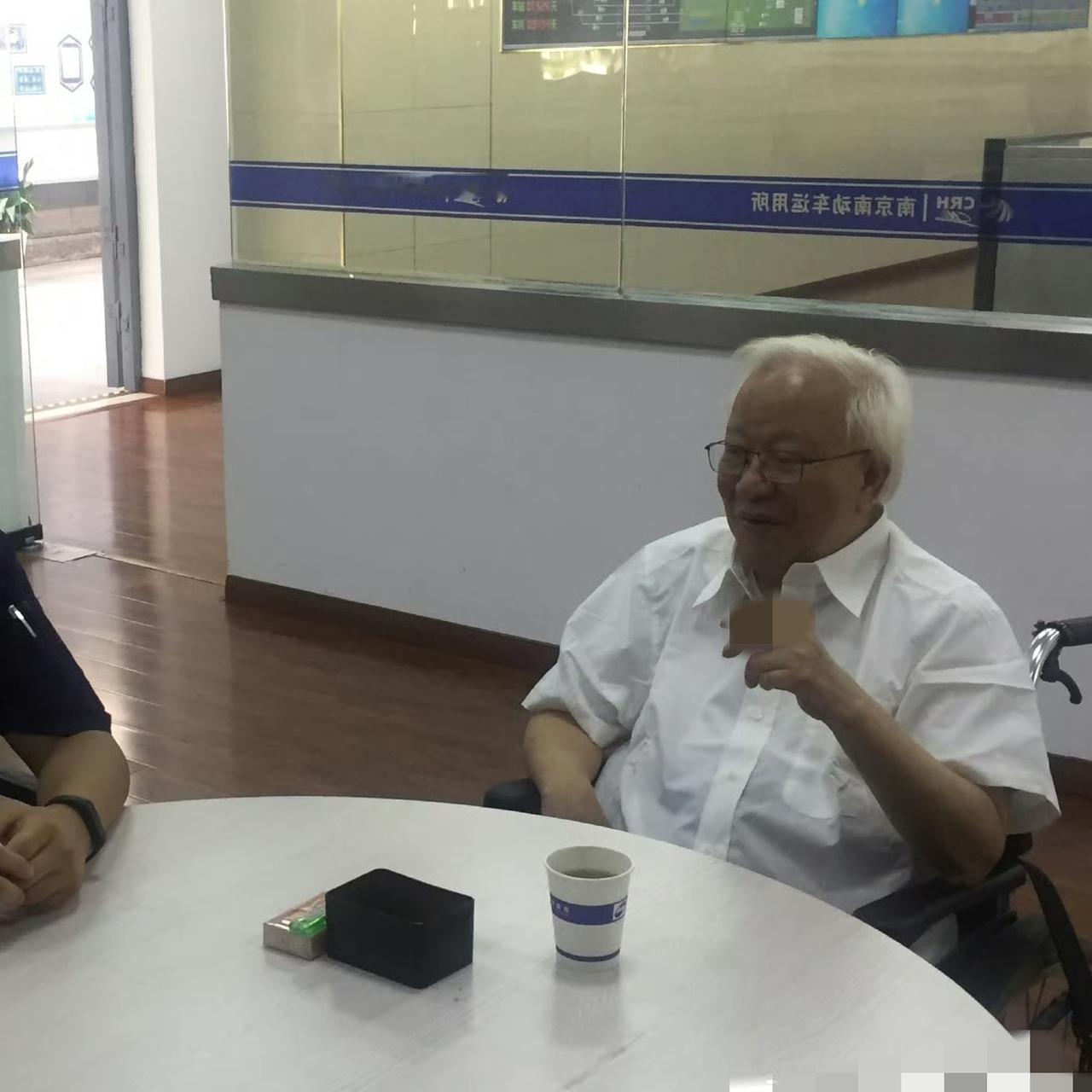 2017年，胡福明部长晚年，一张罕见的留影，照片中的他穿着白色衬衫，看起来精气神