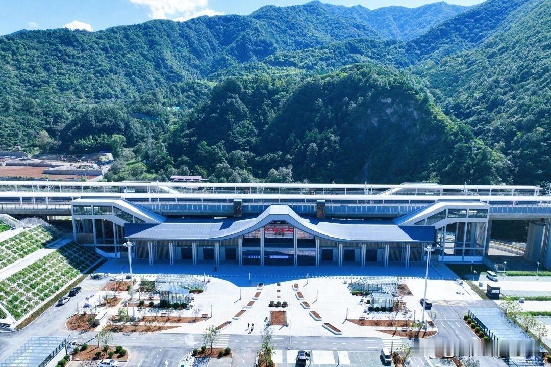 进度喜人！西康高铁四座新建站房装修完工，通车脚步越来越近

穿越秦岭的西康高铁又