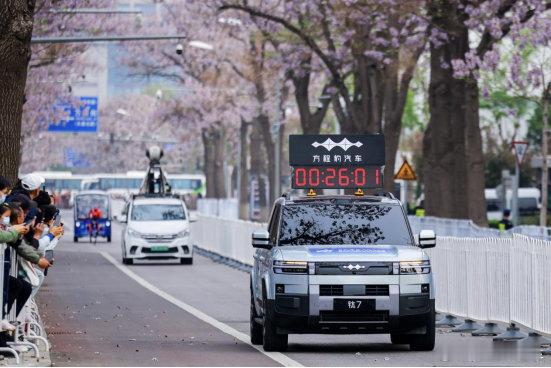 当"硅基跑者"打破人类半马世界纪录时，方程豹的"豹力"科技早已在赛道旁严阵以待，