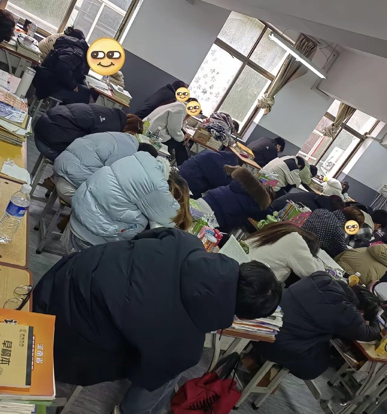 太扎心！一线教师吐露现状，班里40多名学生，认真听课的不过十几人，剩下的要么趴桌