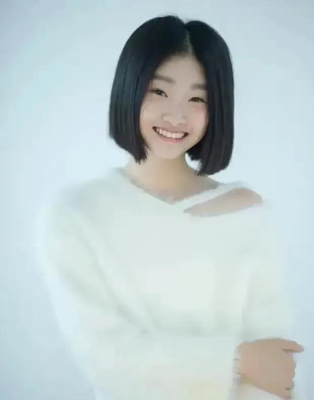 笑起来像妈妈年轻的时候，马伊琍女儿再次高调晒照，看来出道的可能性很大了，以前都不