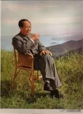 今天是毛主席131岁生日！深深地怀念他！[祈祷][祈祷][祈祷]