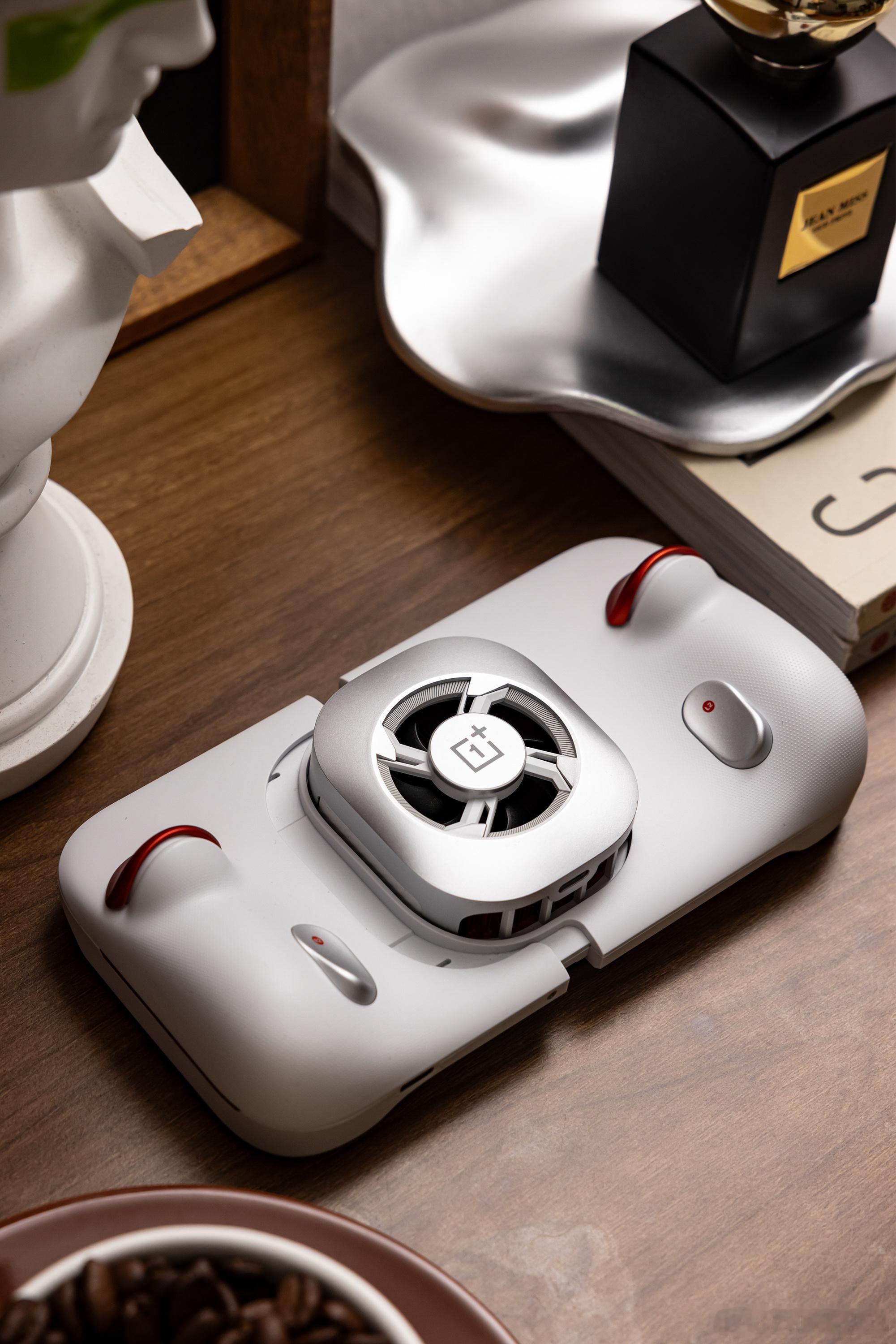 来欣赏下一加 Ace 6 至尊版「王牌觉醒」配色+枪神游戏手柄吧