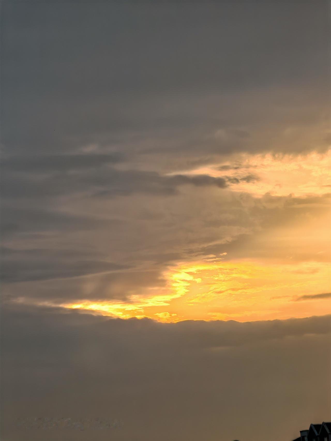 天空渐渐变暗，太阳逐渐西沉。北京通州天空之城打卡夕阳西下