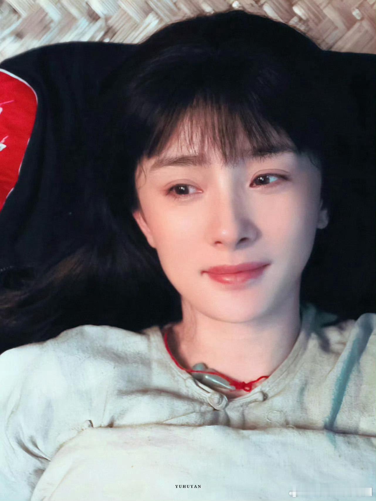 杨幂的眼神满满故事感故事感这一块被杨幂拿捏的很好啊～在生万物里皮肤状态也很好，属