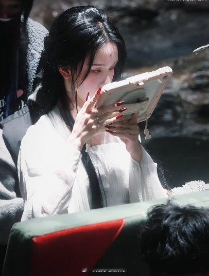 鞠婧祎陈都灵月鳞绮纪路透 鞠婧祎与陈都灵的 月鳞绮纪 白衣造型，美女好养眼啊 