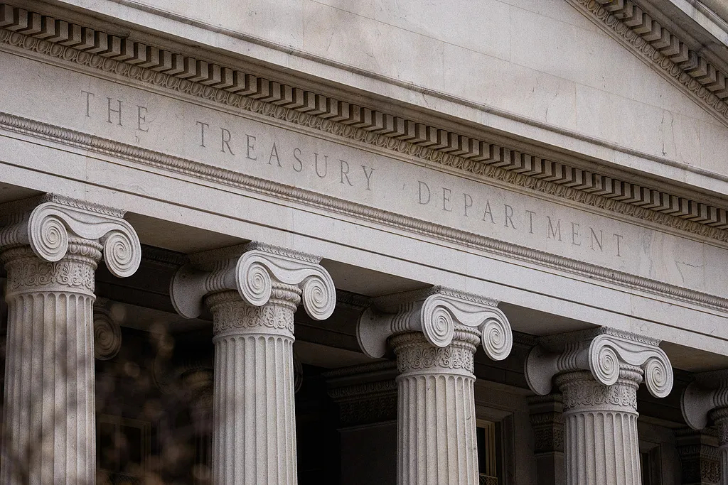 【#美国宣布对伊朗实施新制裁# 】据新华社消息，美国财政部15日宣布对伊朗多个个