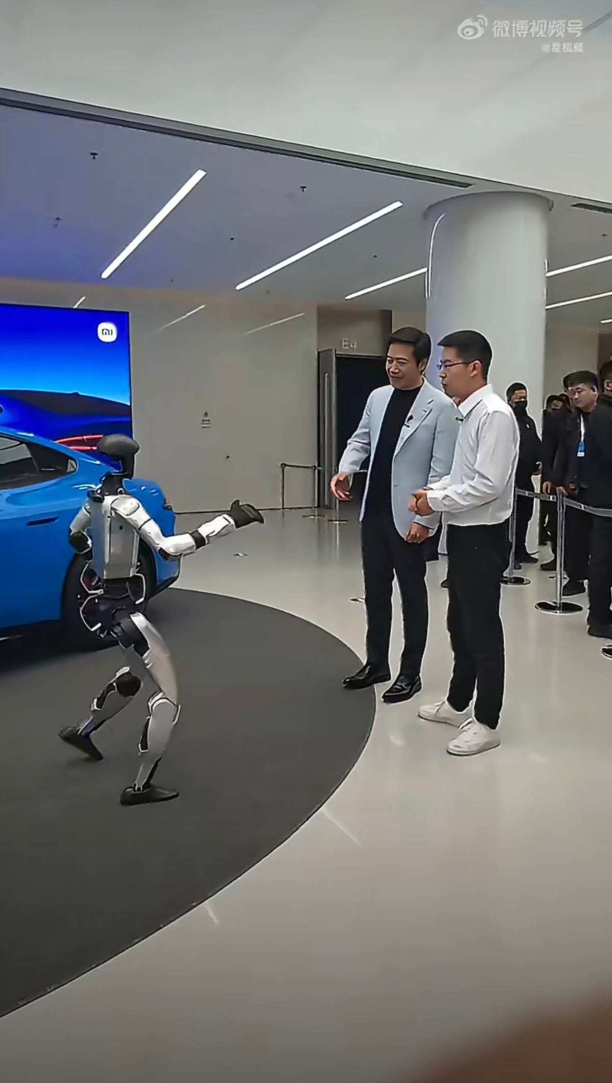 宇树王兴兴现身小米发布会宇树的王兴兴带着宇树机器人来小米新一代SU7发布会现场了
