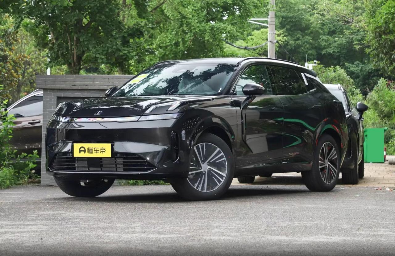 今天，在二手车市场转悠，看到一辆2025款领克08 EM-P，1.6万公里，14