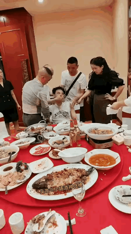 人已经喝成了这个样子，最重要的事情是赶紧找医生，不要拖延时间，越早越好，越快越好