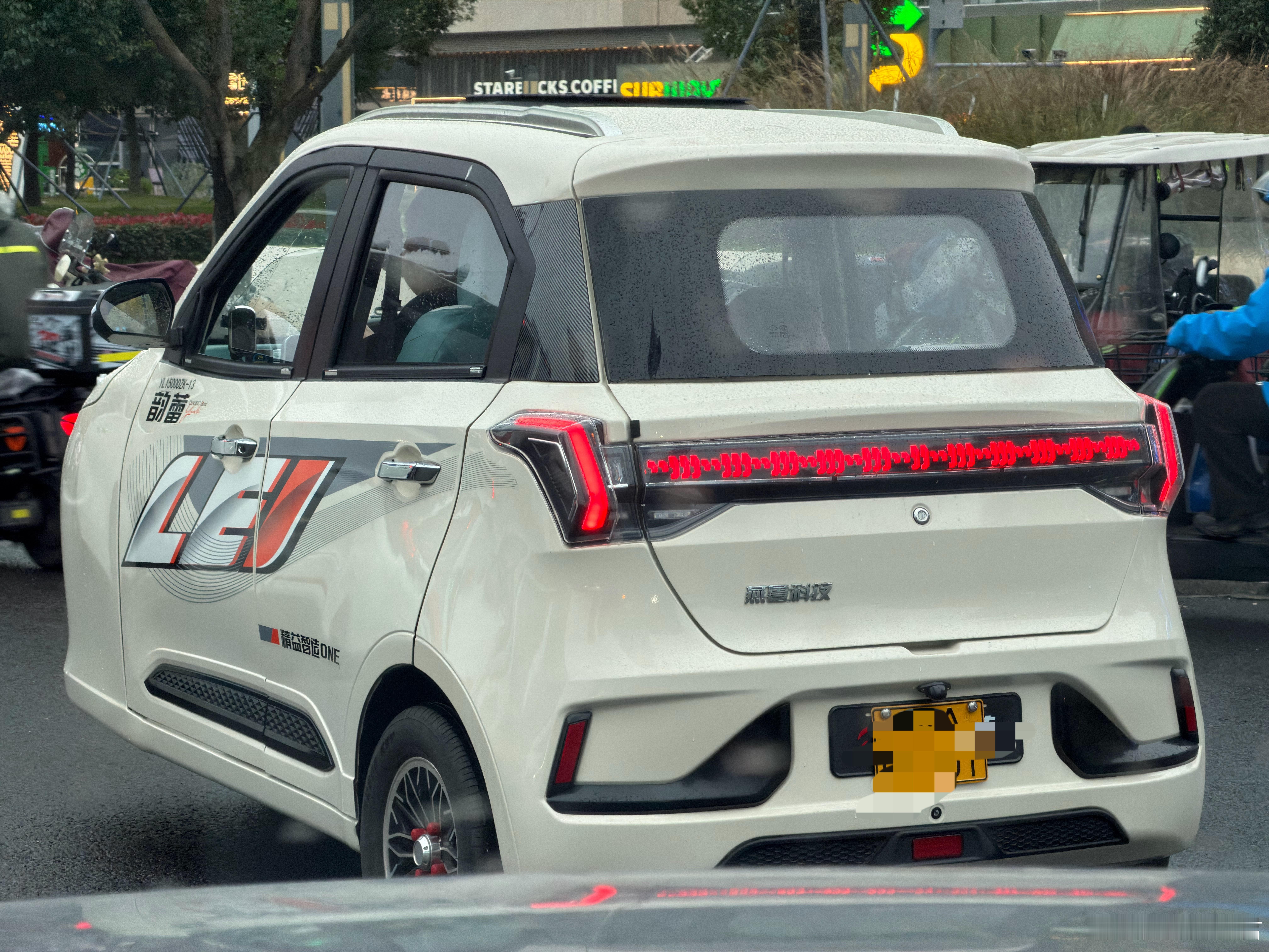 这个极氪0.01的尾灯亮度还挺均匀的嘞[赞][doge]～ ​​​