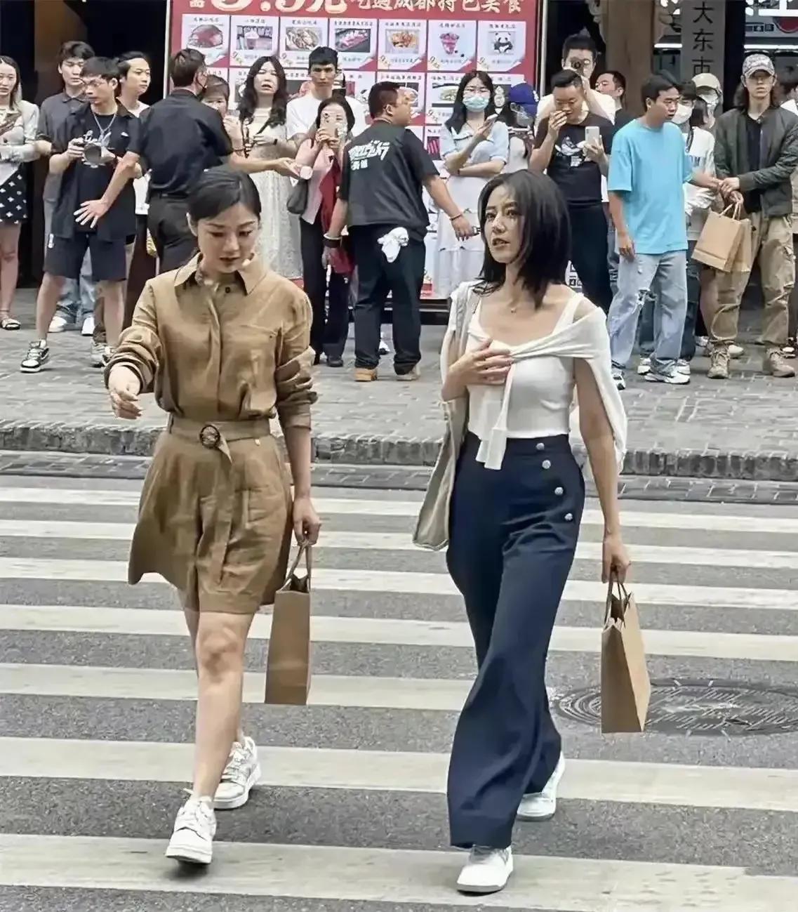 网友在大街上看到这两位说是演员，大家看，这是哪两个演员？我看也就是普通过马路的两