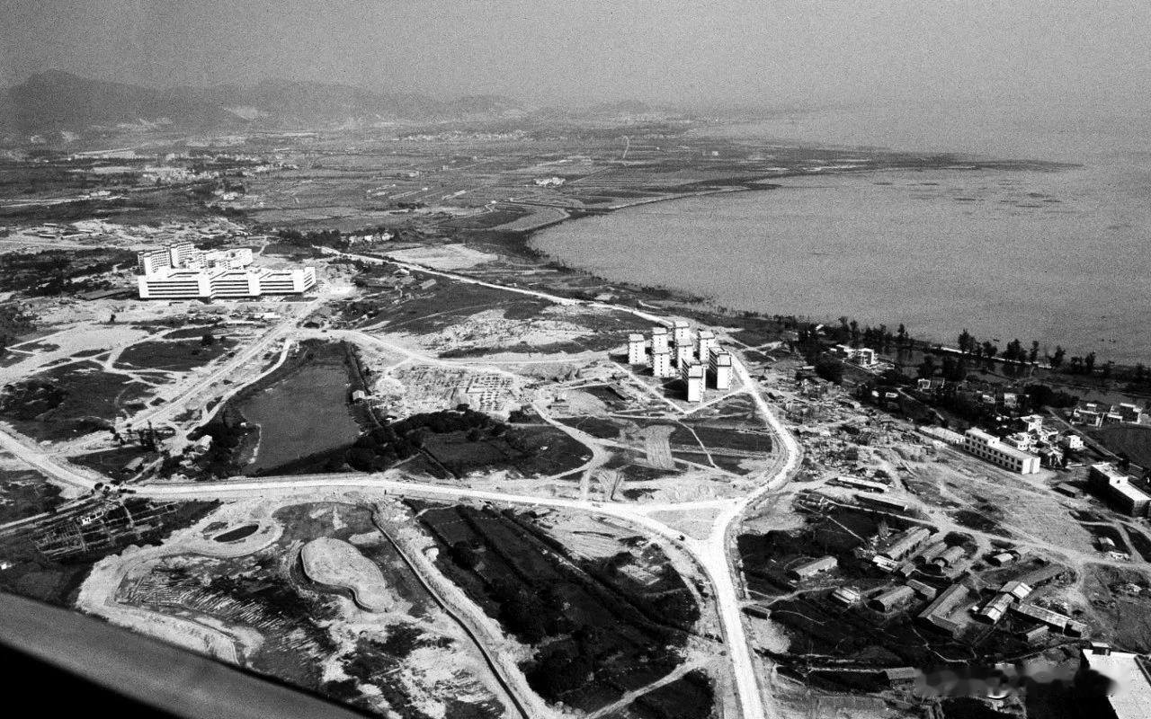 深圳的变化，真是沧海桑田啊！
图一、图二是上世纪80年代刚建校时的深圳大学，那会