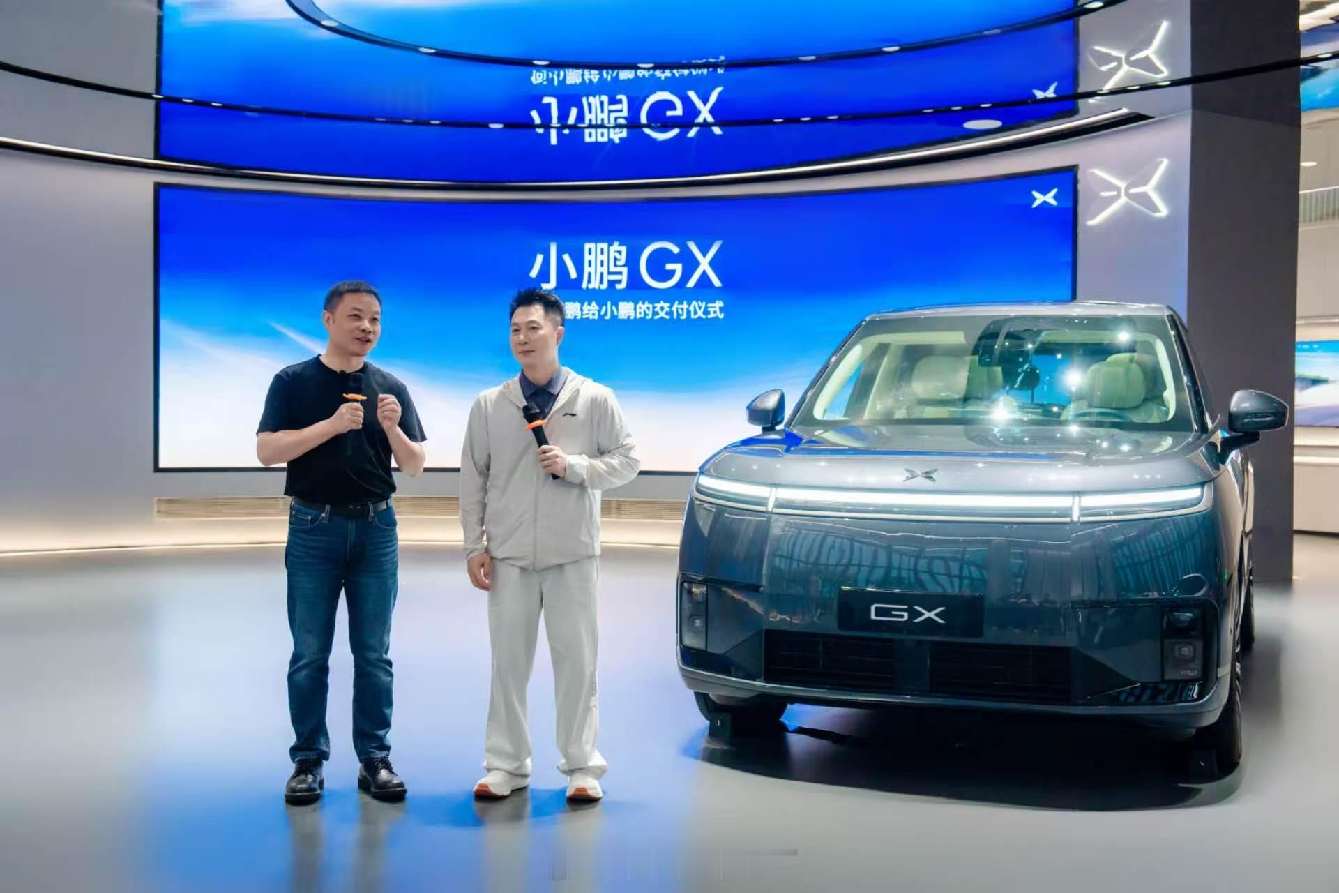 何小鹏给李小鹏交付小鹏GX小鹏给小鹏交付了一辆小鹏！奥运冠军李小鹏从何小鹏手中接