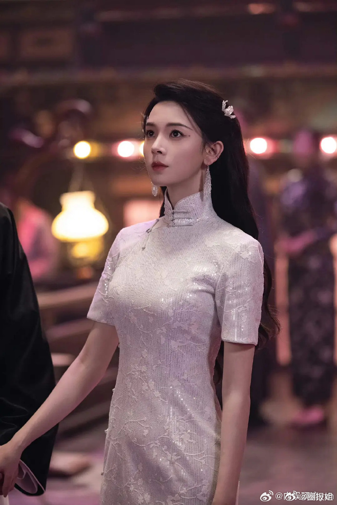 陈瑶天选旗袍架子是谁还没看过陈瑶穿旗袍的样子纵观内娱旗袍造型，陈瑶身形条件得天独