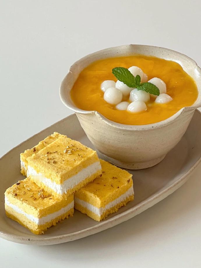 中式早餐的温柔，都藏在这碗暖乎乎的甜汤里🥢 
金黄的南瓜羹裹着软糯小圆子，桂花