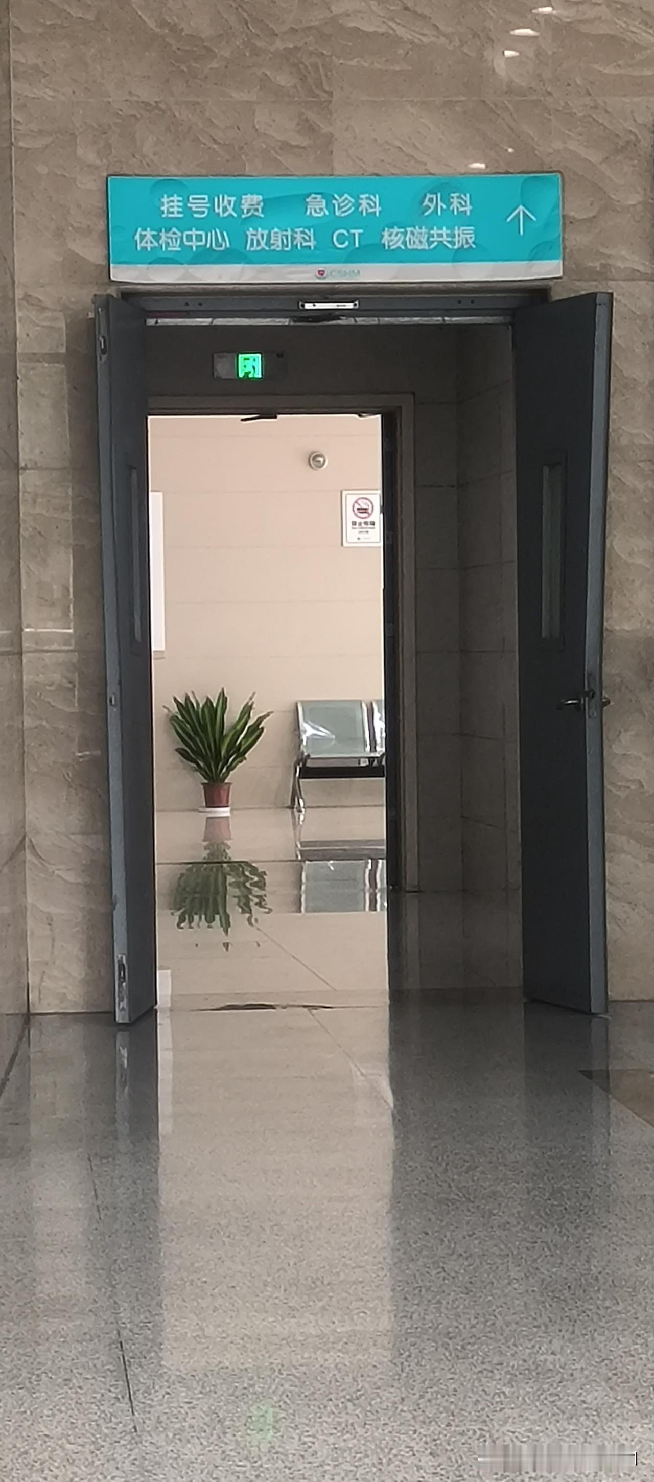 我认为是，学历硬气是敲门砖。进银行，进事业单位，进国企，进机关，都有文凭要求。进