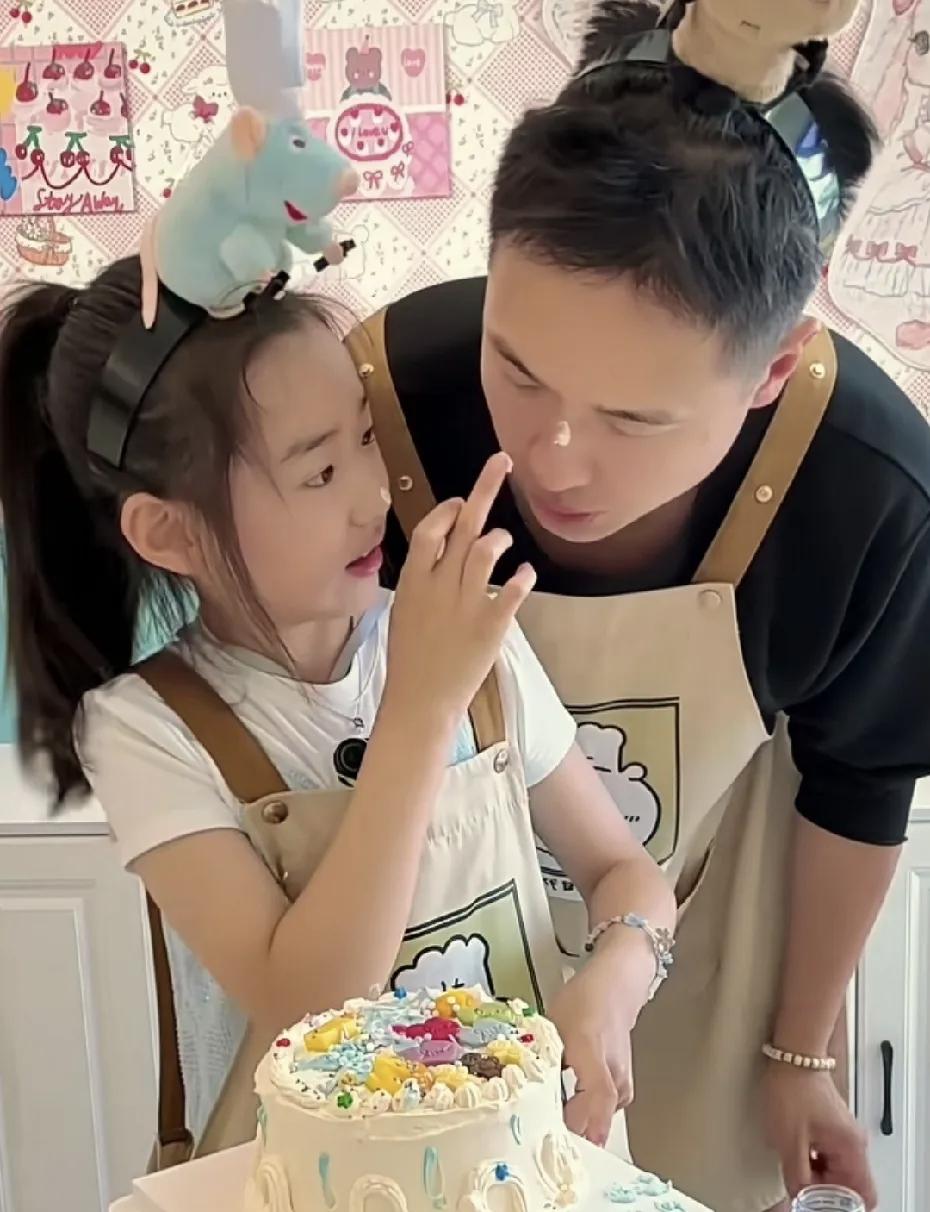 小酒窝虽然不跟爸爸住在一起，可是跟爸爸的互动真的很甜，做蛋糕的时候，父女俩你来我
