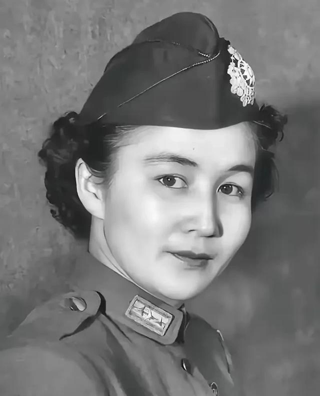 国民党有个女少将，叫胡兰畦。她把自己在成都的房产田地，全部划给未婚夫陈毅的父母，