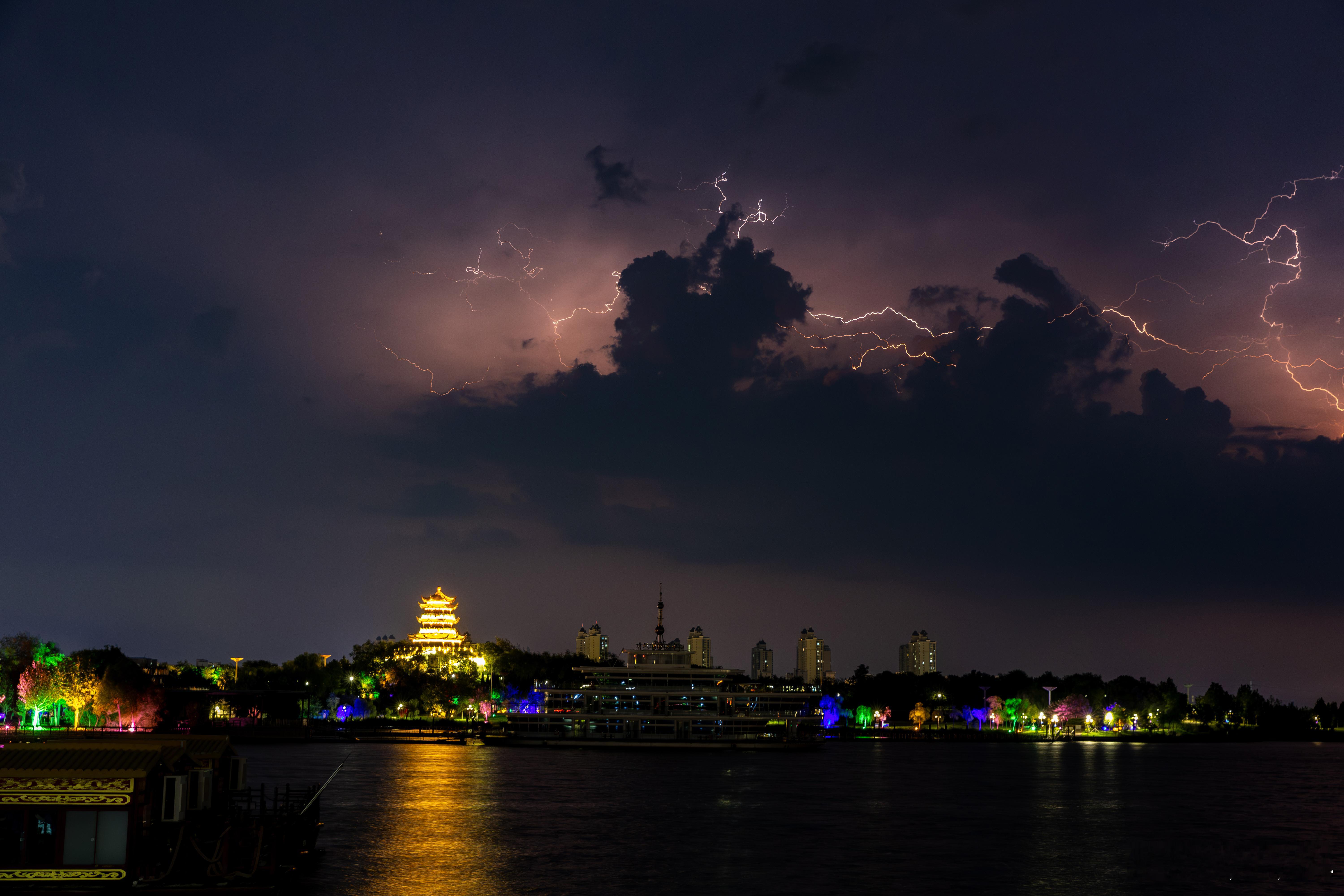 雷雨交加，落霞与彩虹齐辉，夕阳与大雨同在，东营这是哪位大仙又在渡劫啊[并不简单]