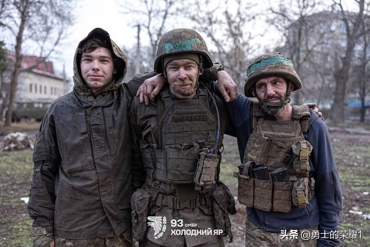乌克兰步兵们在康斯坦丁诺夫斯基方向的阵地坚守了224天。他们三人都是冷雅尔第93