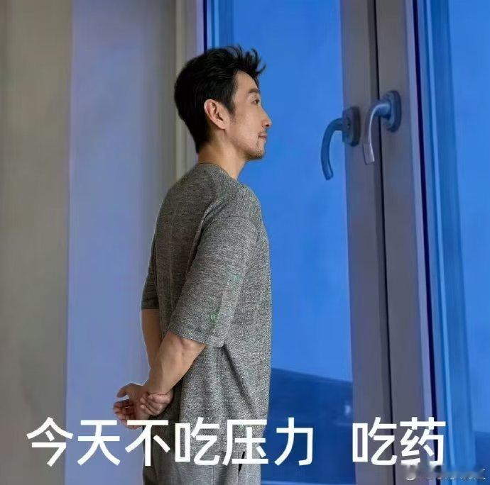满江闯进了负鼠赛道披荆斩棘还没正式开播，满江先靠负鼠梗出圈，顺利闯进负鼠赛道。魔