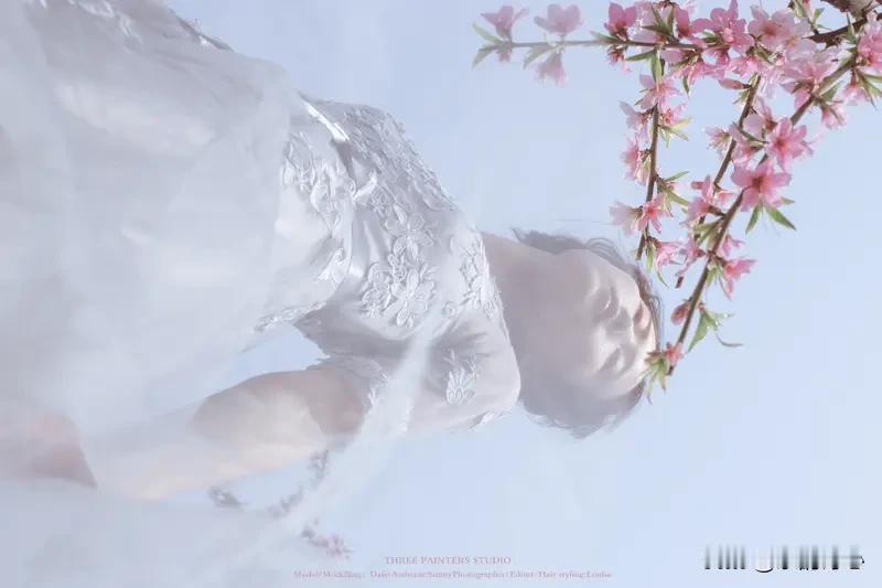 《春日闲游》乐韵诗心原创诗词:
夭桃灼灼映朝霞，
蝶影翩跹舞岁华。
霞绮沾衣人半