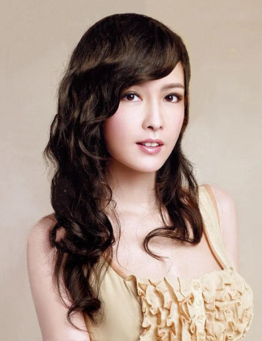 周慧敏更换新头像，不愧是90年代的“玉女掌门人”，56岁美丽依旧。照片中，周慧敏