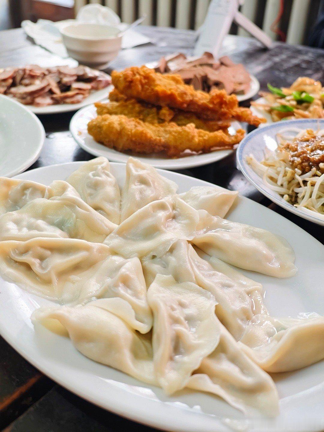 晚上好呀！来跟关心我们的社员朋友汇报一下近况！最近我们去了东北，拍摄街头美食系列