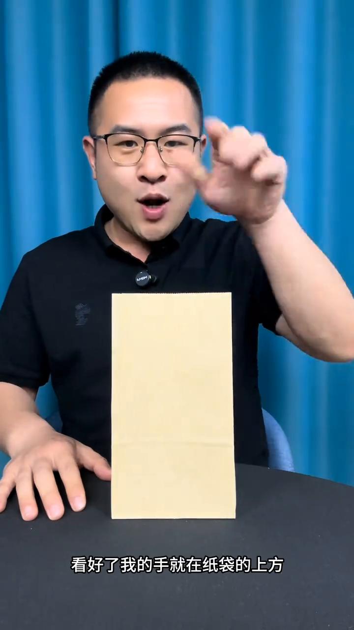 马云玩手拍钢钉，有点"血腥"还好没演砸。
先试这个好不好？好的。大家好，这里有一