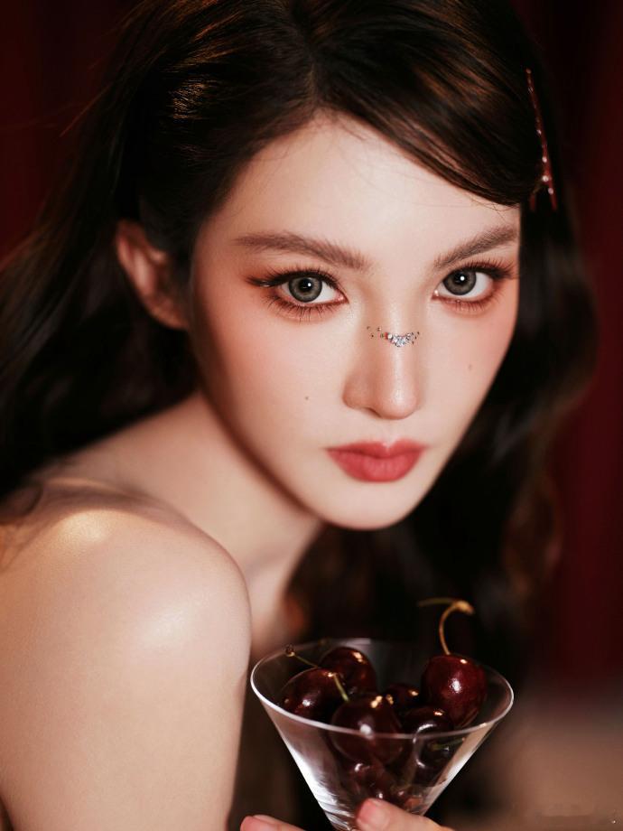 金晨化妆师杨单化的暗夜小野猫妆太美了🌹鼻钻简直是点睛之笔