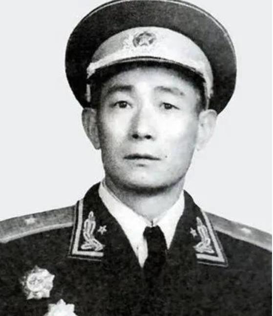上世纪80年代的一天，昆明军区副司令查玉升少将外出看电影，中途去上厕所。走出厕所