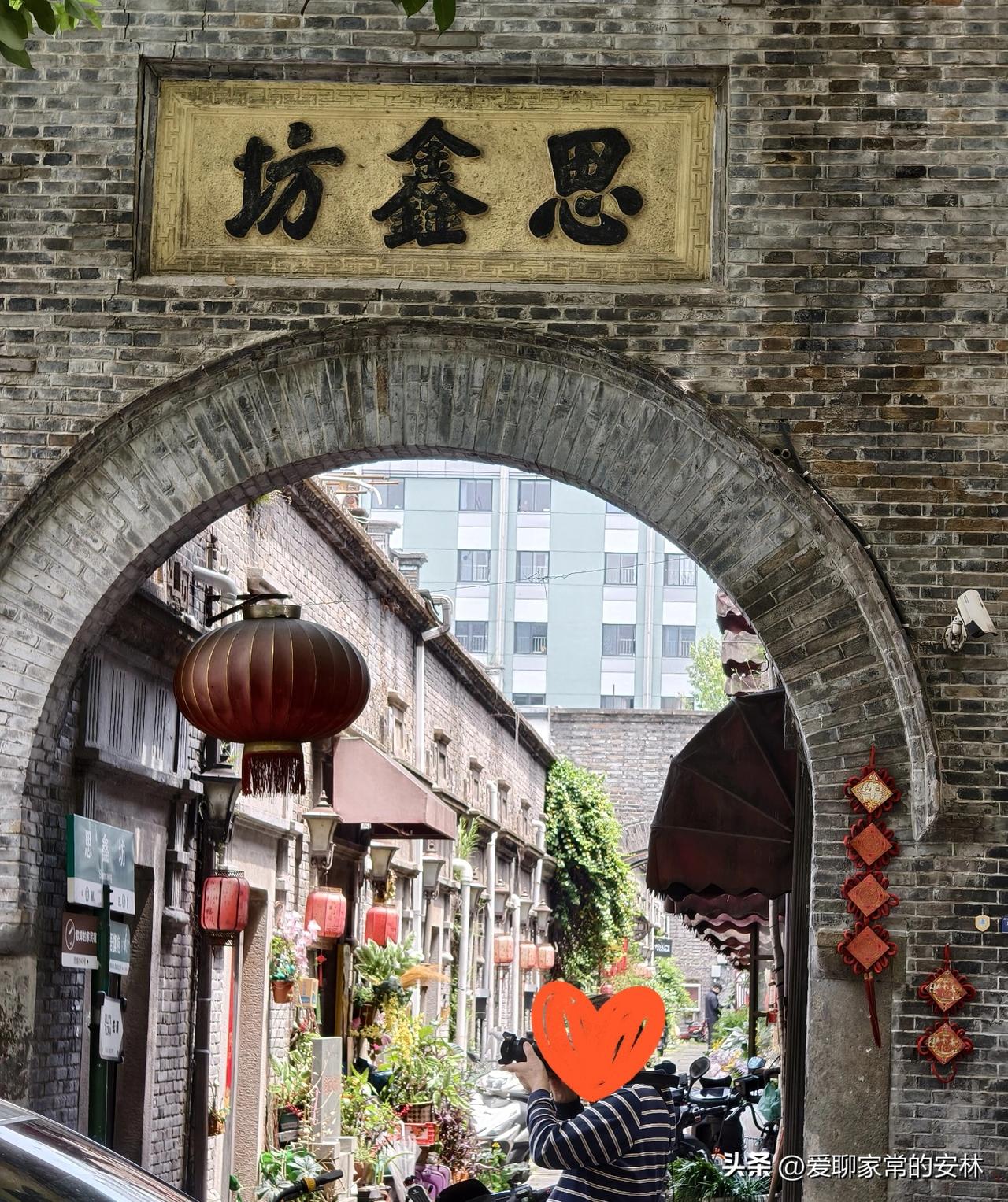 杭州的里弄，是这个城市跳动的脉络。从外表看起来，这里中规中矩，其实，里弄里是鲜活