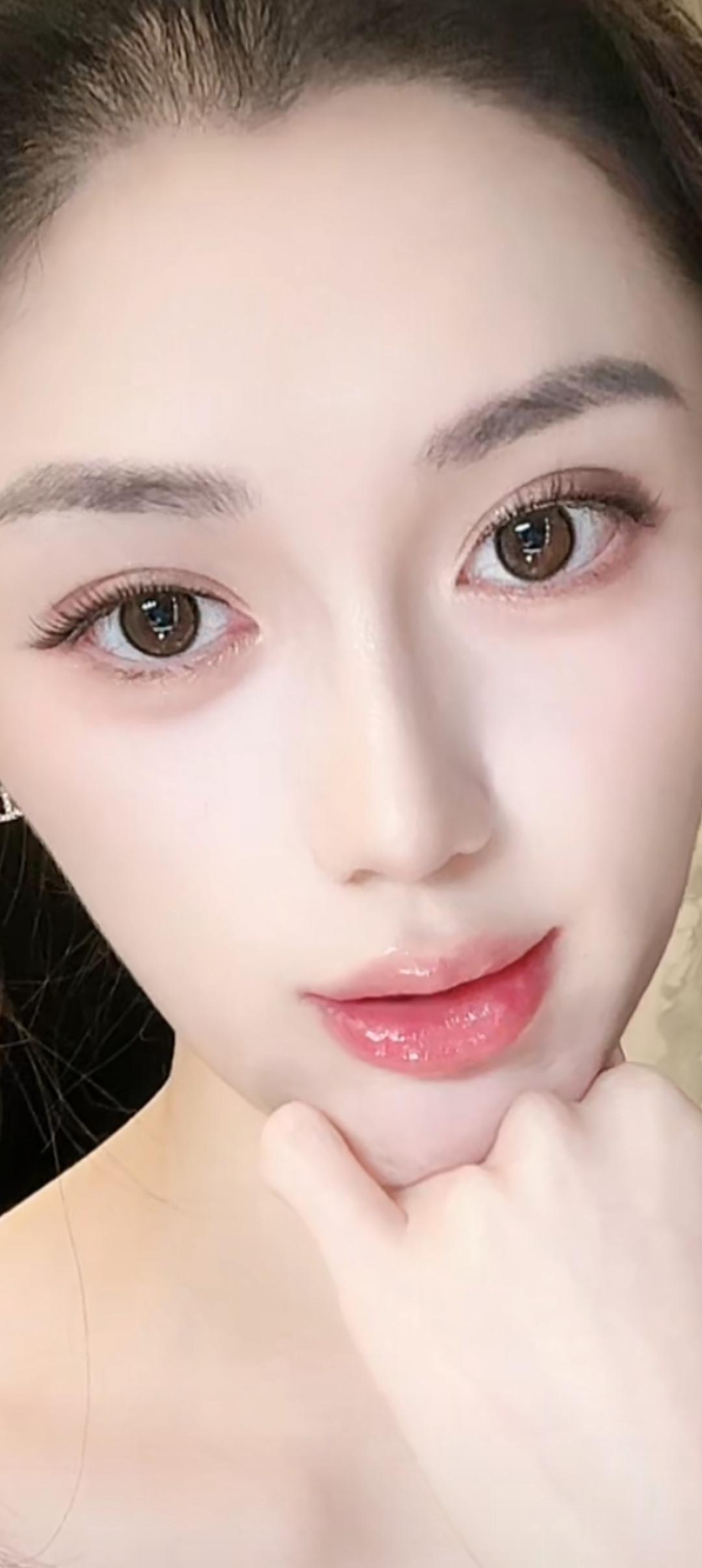 这位美女正在微笑，眼睛好亮！