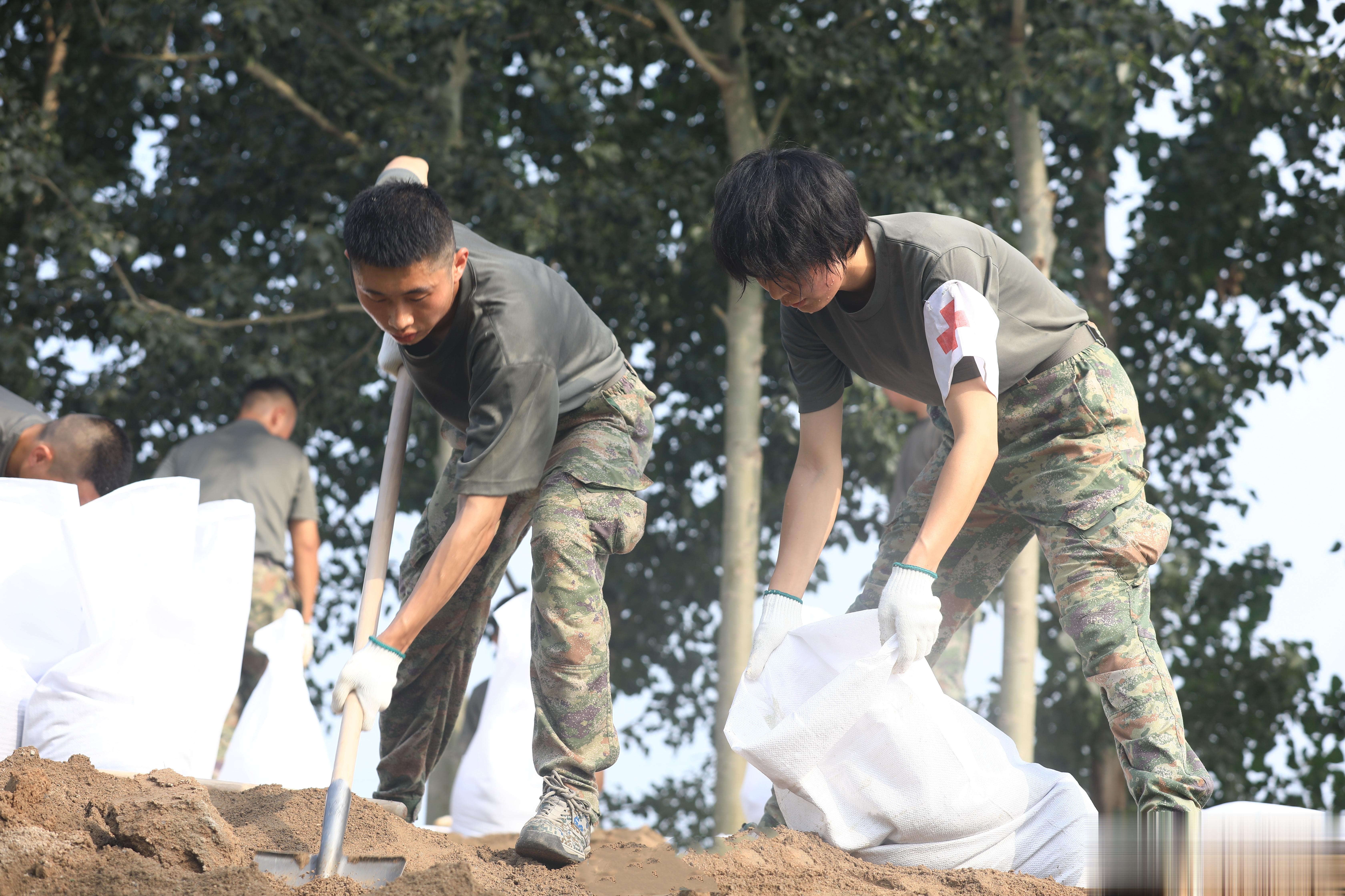 #比心中国军人# 在人民需要的时候冲在一线！早安，朋友们！[心] ​​​