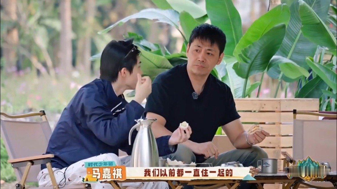 马嘉祺邵兵热聊住宿舍经历从群居合租的日常聊到时代变迁，马嘉祺共情理解前辈的过往，