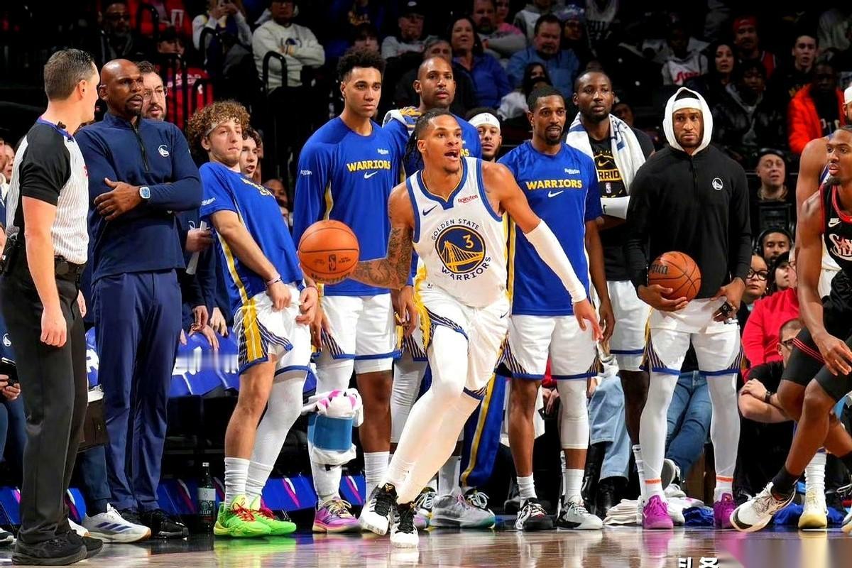 愣了半天，这赢球的勇士队，我他妈一个都不认识啊！
斯潘塞？桑托斯？波斯特？
这都