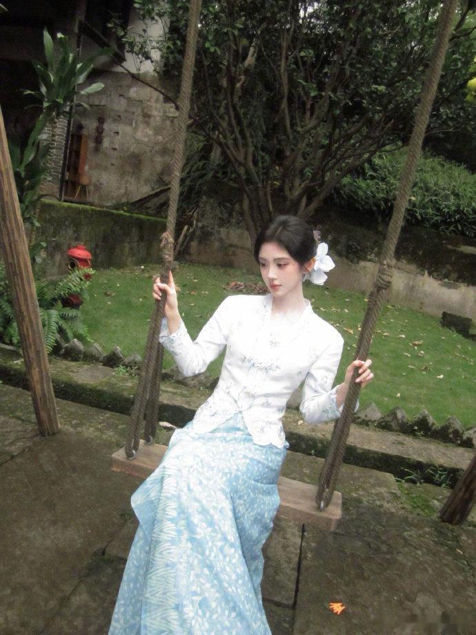 鞠婧祎羽绒服下藏着少女心 这支短片真的太懂冬日氛围了！鞠婧祎穿着软乎乎的羽绒服，