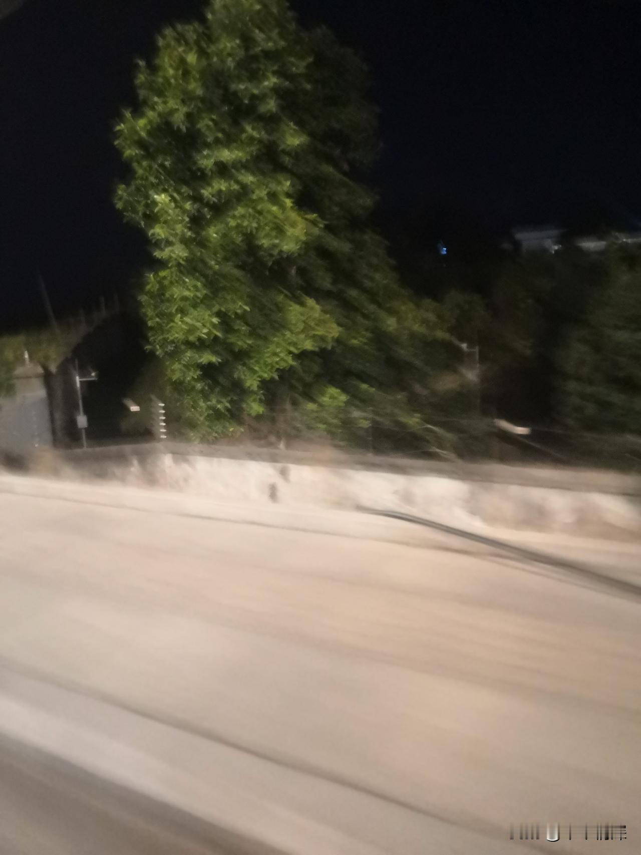 美丽的夜景图谁有，分享一下吧一座城市，一座文明，城市的楼房点点滴滴的星火之夜，闪