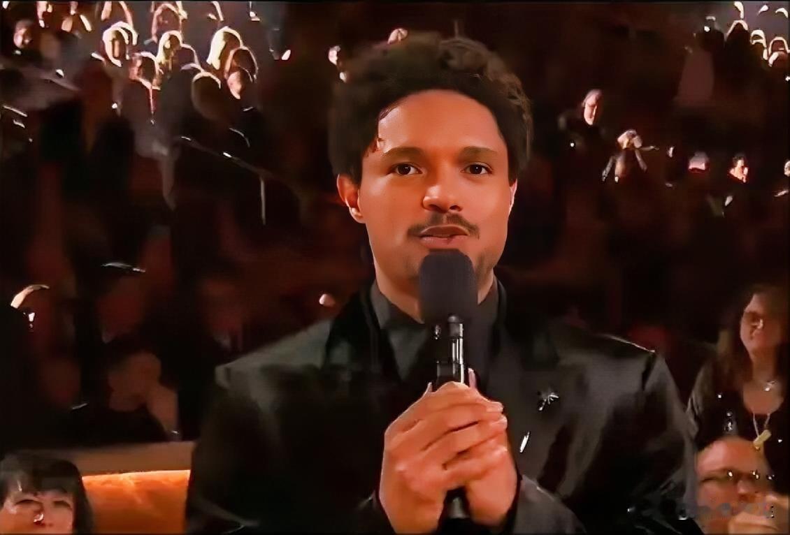 特雷弗·诺亚在格莱美奖颁奖典礼上调侃:特朗普‘年度歌曲奖’是每位音乐人都梦寐以求