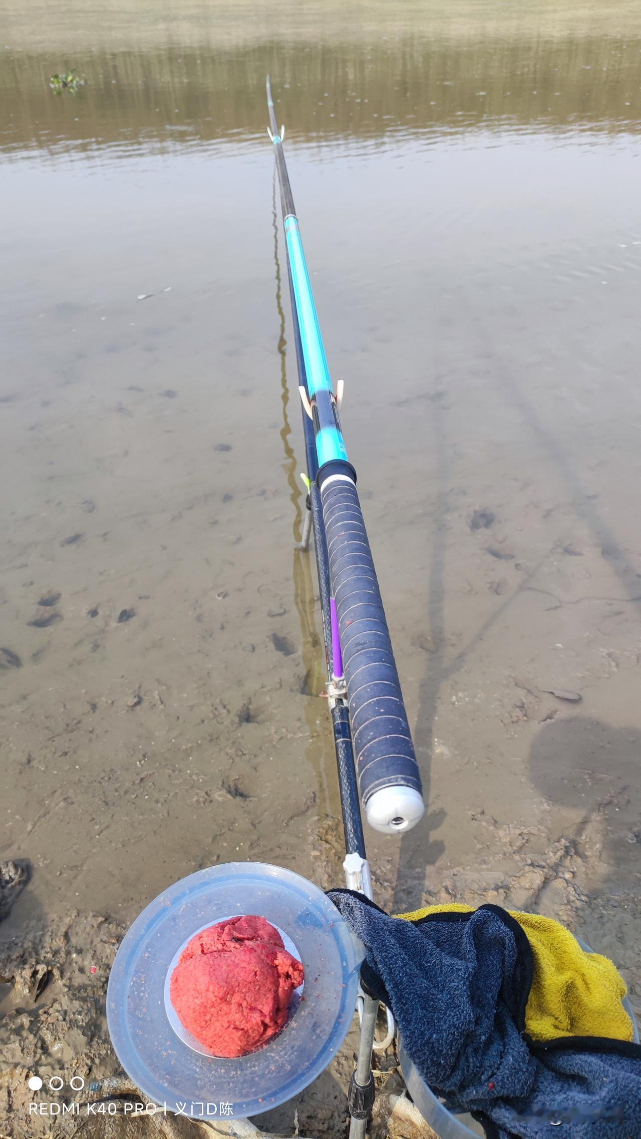 子线鱼钩属于消耗品，经常更换才能避免跑鱼。
我发现好多钓友都有这么个习惯，钓鱼只