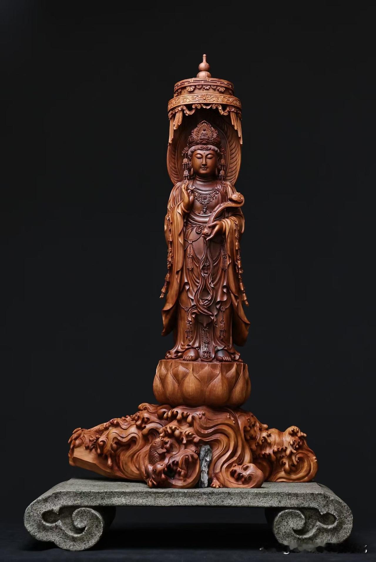 这尊观音，不在“华”，在“稳”。

老山檀的气息是慢的，
不是一闻即显，而是久处