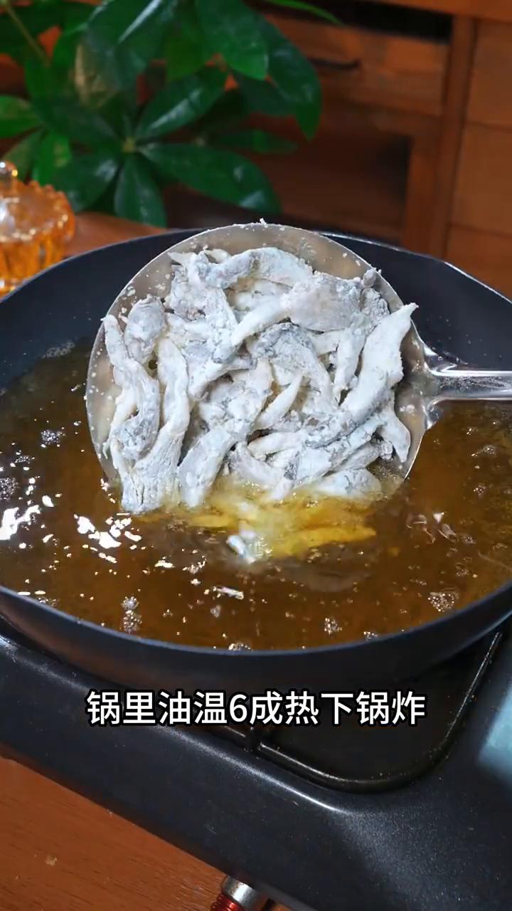 蛋黄酱焗蘑菇。
家人们注意看，这是今天在饭店吃饭的时候学会了一个蘑菇的神仙吃法，