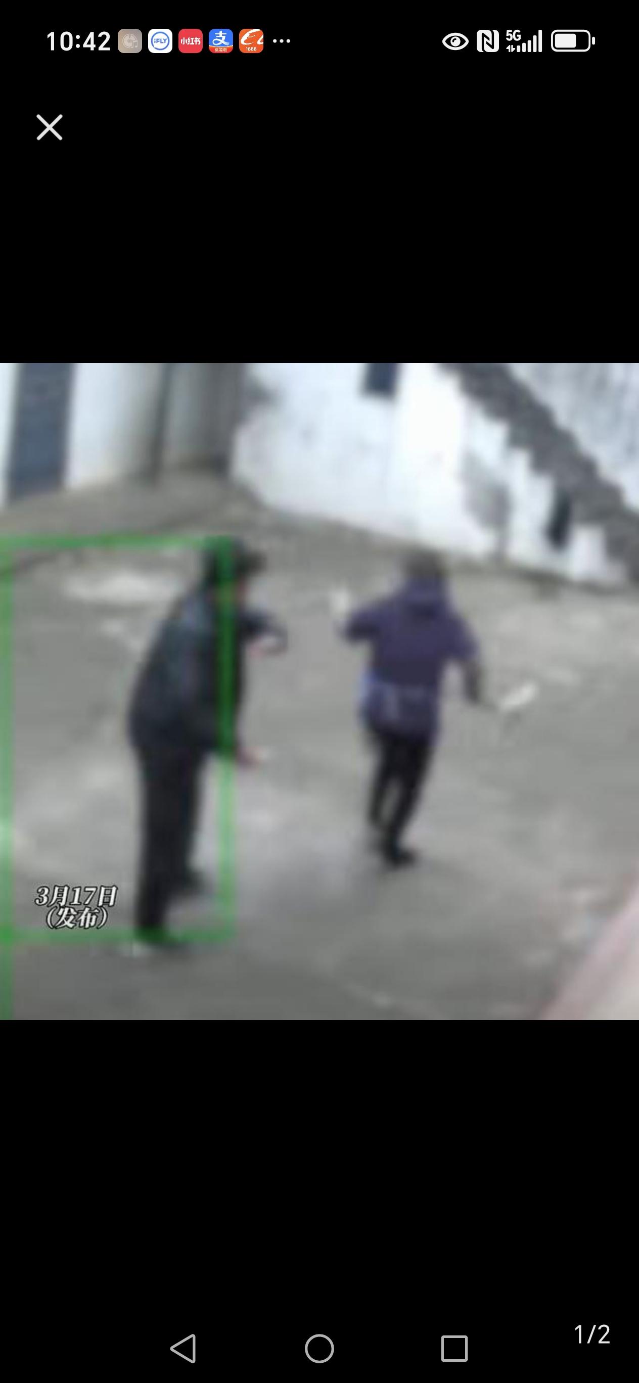 江苏，一女生在手机上看家里监控，本想看看外公外婆日常起居，没想到她亲眼看到外婆被