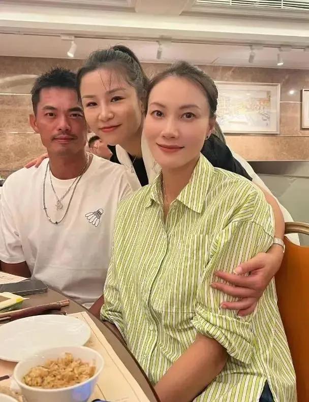 羽毛球名将马晋晒出了和林丹谢杏芳的合照，两人头看着头，看起来还挺亲热的。婚姻如人