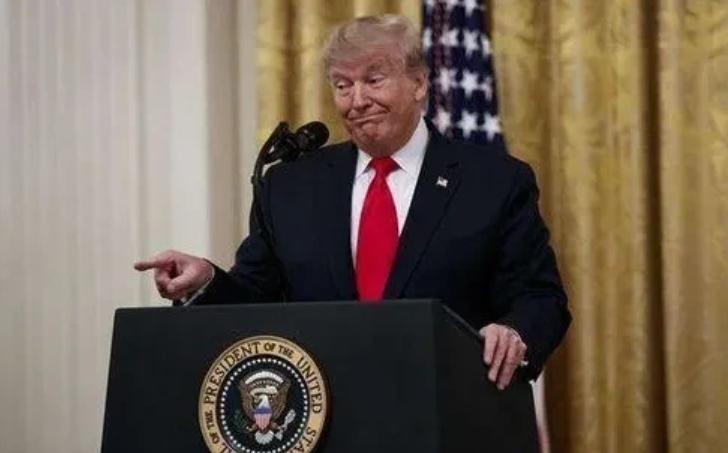 当全世界都觉得特郎普是疯子的时候，没想到他真的完成了对全世界征税的奇迹，史无前例