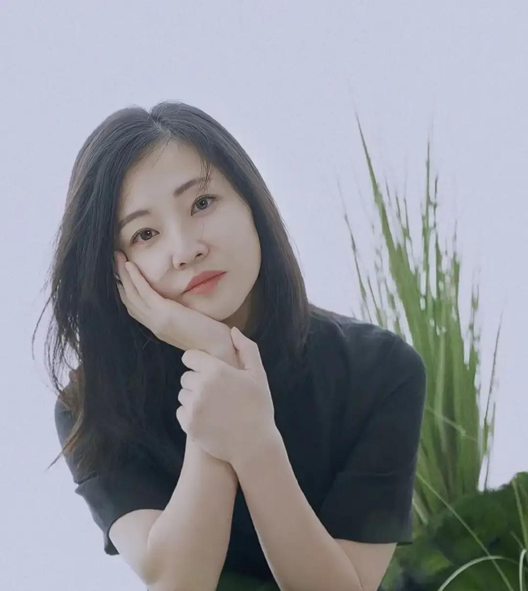 为什么综艺里哭成泪人，回家照样离婚？郭柯宇一句话戳破幻想。
 
她说感动不是爱情