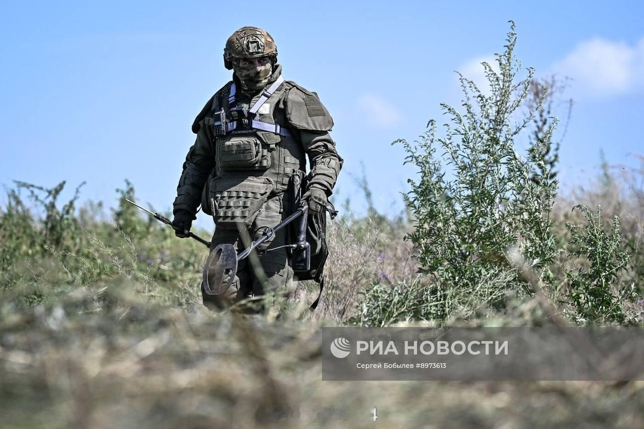 俄军北方集群第92工兵团的工兵在库尔斯克地区农田进行排雷作业。俄罗斯军方使用天王